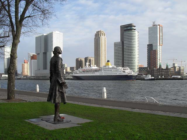 Cruiseschip ms Saga Sapphire aan de Cruise Terminal Rotterdam